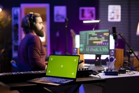 Audio engineer adding sound effects on tunes by using daw software Fotos de archivo