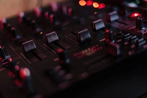 Audio Mixer Close-up Close-up of an audio mixer with knobs and buttons, pe... Stockfoto's