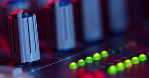 Audio Mixer Macro Close Up. Level Meters and EQ Knobs. 库存影片 167611466