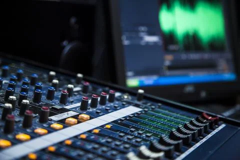 Audio recording studio console computer software broadcast podcast Foto stock