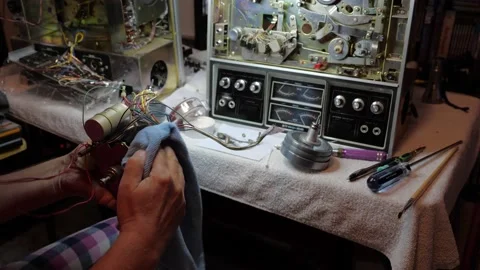 Audio technician doing maintenance on reel to reel tape recorder. 스톡 동영상 160315748