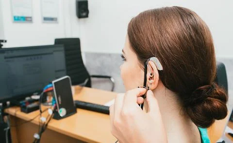 Audiologist programming hearing aid acoustic response using the software. You Fotos Stock