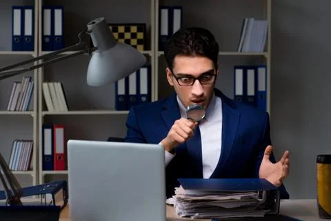 Auditor looking for errors in financial reporting for company Stockfoto's