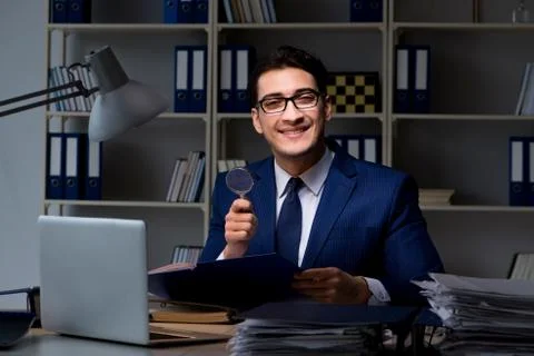 Auditor looking for errors in financial reporting for company Foto stock
