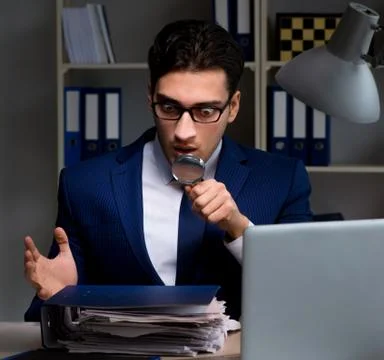 Auditor looking for errors in financial reporting for company Foto stock