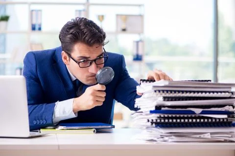 Auditor looking for errors in the financial statements Foto stock