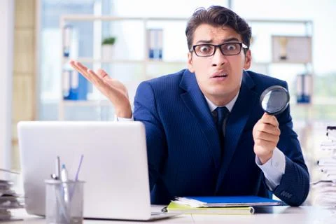 Auditor looking for errors in the financial statements Foto stock