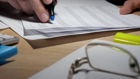 Auditor working with financial data and accounting book. Vídeos de archivo 87164823