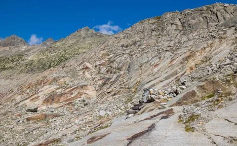  Auf dem Gestein sieht man spuren, wie mächtig der Rhonegletscher einst wa.. Stock Photos