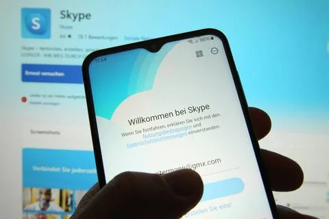  Auf einem Laptop und einem Handy wurde der Onlinetelefonie-Dienst Skype a... Stock Photos