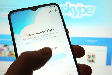  Auf einem Laptop und einem Handy wurde der Onlinetelefonie-Dienst Skype a... Stock Photos