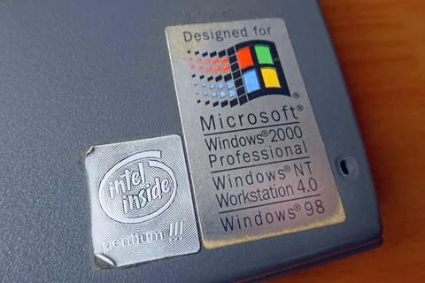 Aufkleber von Intel und Microsoft auf einem Laptop Toshiba Tecra 8100. ***... Stockfoto's