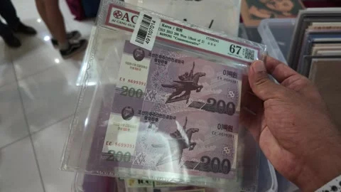 AUG 2.2026.MALAYISA.A collector is selecting banknotes. Vidéo 341401570