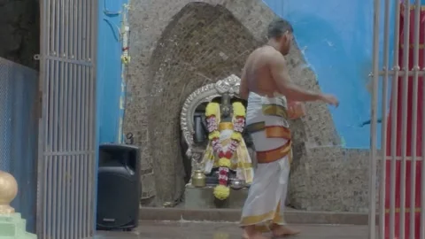 AUG 6.2026.MALAYSIA.A Hindu devotee wearing a traditional dhoti. Video stock 341833330