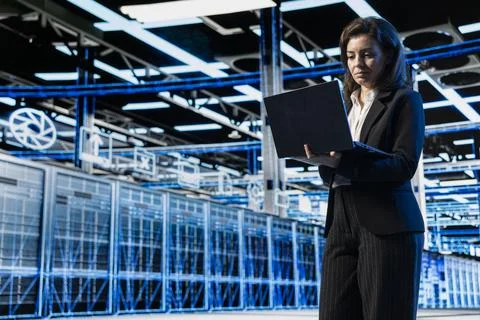 Augmented reality upgraded server hub programmer optimizes equipment with laptop 스톡 사진