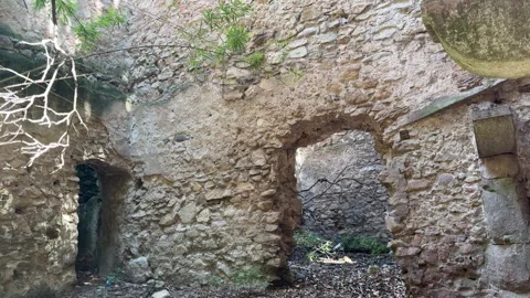 August 10, 2026 - Girona, Spain - Ruins of buildings beside defensive walls Vidéo 338140768