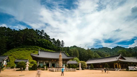 August 2, 2017: Gangwon-do Pyeongchang County Woljeongsa temple. Time lapse. Vidéo 145924948
