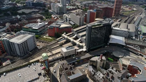 August 2021, Leeds, UK: Train leaving station showing Leeds City Centre Skyline 库存影片 161974472