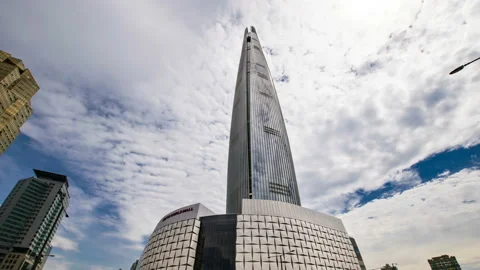 August 29, 2017:Take a time lapse of Lotte building from Seokchon lake. Stock Footage 145925983