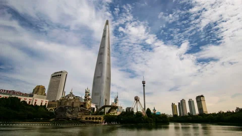 August 29, 2017:Take a time lapse of Lotte building from Seokchon lake. Stock Footage 145926003