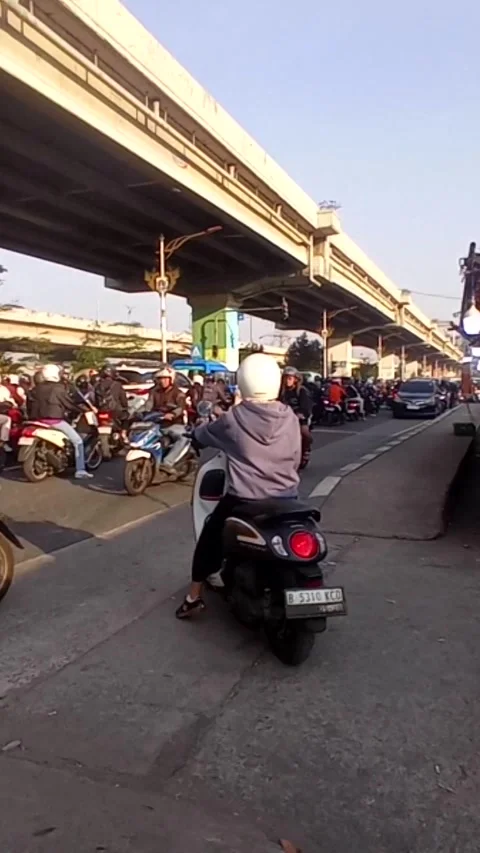 August 3, 2026. Severe traffic congestion along the Kalimalang inspection road. Video stock 341314980