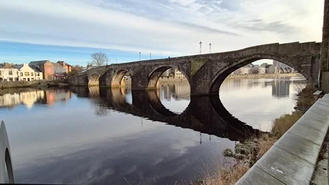 The Auld Brig, crossing the River Ayr, Ayr, Ayrshire, UK Vídeos de archivo 293717687
