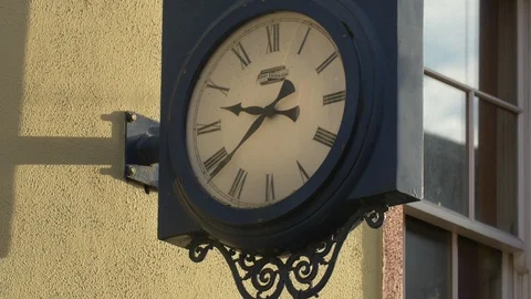The Auld Dubliner outdoor clock in Dublin Vídeos de archivo 86501397