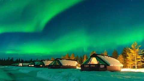 Aurora borealis dancing over snowy glass igloos in lapland landscape. Stock-Footage 341131391