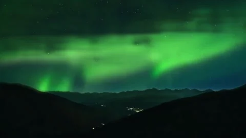 Aurora borealis over mountain valley Vidéo 310385809
