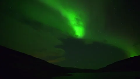 Aurora Borealis Timelapse Over Mountain, 4K Vídeos de archivo 259307845