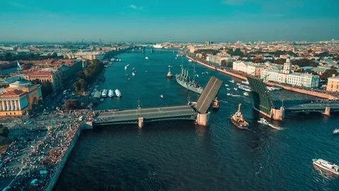 Aurora Cruiser Pull-towing Operation Vídeos de archivo 73128205