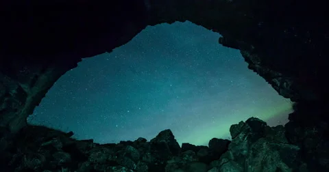 Aurora through a volcanic Cave Vídeo Stock 57513027