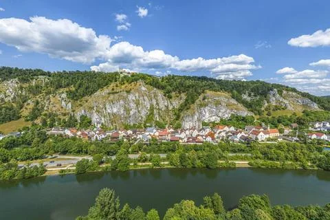 Ausblick auf Essing und die Burg Randeck am Main-Donau-Kanal im Altmühltal.. Stock Photos