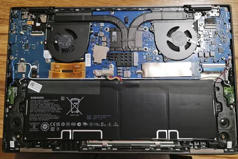 Auseinandergebautes Laptop mit Mainboard und CPU-Lüfter. Bei einem Individ.. Stock Photos