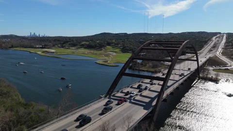 Austin 360 Bridge Pan from skyline highway over Colorado River Vídeo Stock 325631080