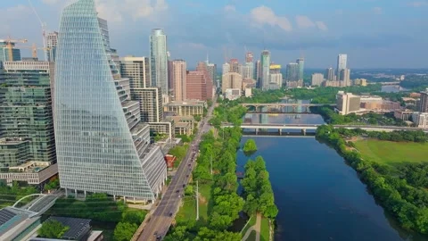 Austin, Texas Fly In Over Cesar Chavez 動画素材 300132502