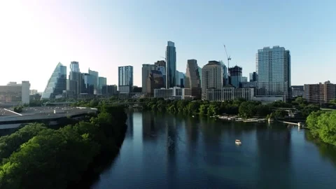 Austin Texas River Skyline approaching city near Rainey Street Clear Sky 2022 Vidéo 196828915