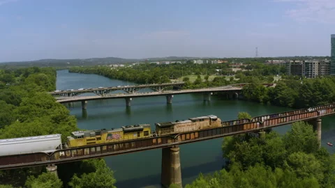 Austin, Texas Train Coming Into Town on Bridge Over Town Lake Stockbeeldmateriaal 142910882