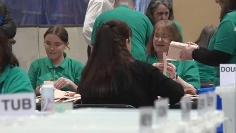 Australia: Votes are counted in the Scottish Parliament elections Vídeos de archivo 334395843