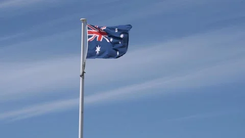 Australian flag in front of blue sky 스톡 동영상 131279309