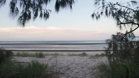 Australian sandy low tide beach with calm blue ocean and pink blue sky Vidéo 247764506