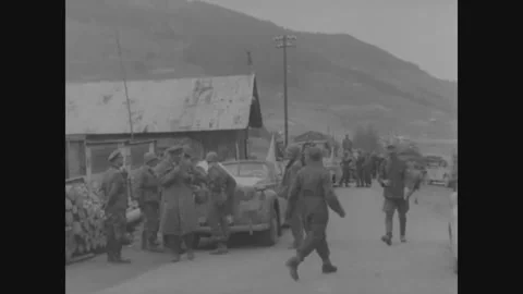 AUSTRIA GERMANY - 1945: Roadside halt - Convoy halts on an Alpine road 库存影片 344005999