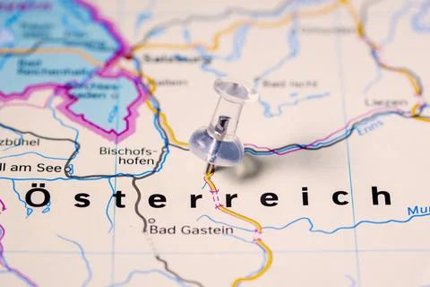Austria map, colorless Pins on a map showing the name of Austria in German. Foto stock