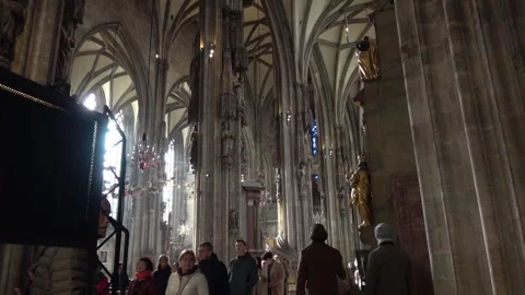 Austria, Mar 27, 2019, Interior view of St. Stephen's Cathedral in Vienna Vidéo 274904862