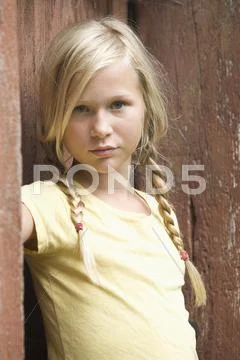 Austria, Mondsee, Portrait of girl (12-13 Years) Stock-Fotos