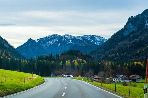 Austrian alps, Green meadows, alpine cottages and mountain peaks Stock-Fotos