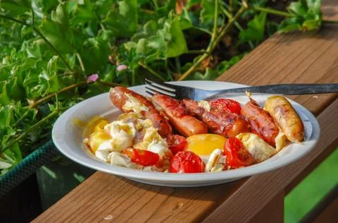 Austrian Breakfast, fried eggs, fried sausages, fried tomatoes Foto stock