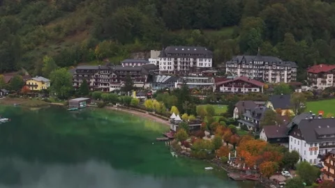 Austrian Lake Resort Surrounded by Lush Autumn Forest and Clear Water Vídeo Stock 330953764