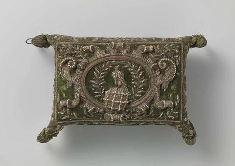 Austrian Museums, 17th-20th ct, Jewelery box of wood, covered with green velvet Fotos de archivo