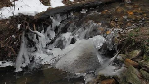 Austrian stream in winter Vídeos de archivo 8760690